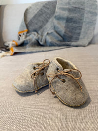Zapato corte al lado