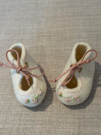 Zapato corte Reina bordado