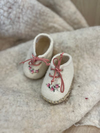 Zapato corte adelante, bordado, suela cuero