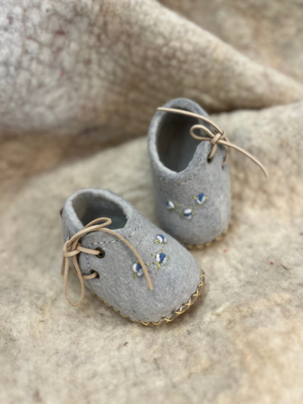 Zapato de casa corte al lado bordado