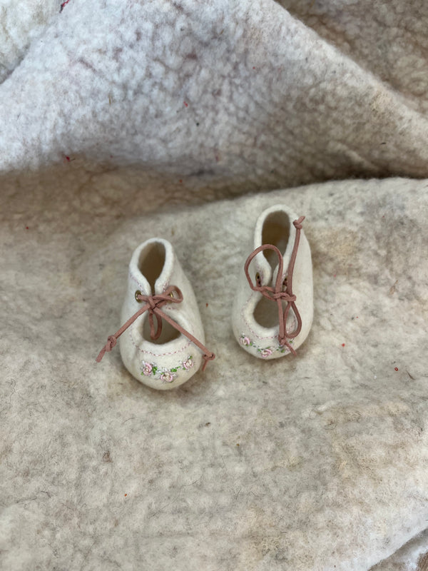 Zapato corte redondo bordado