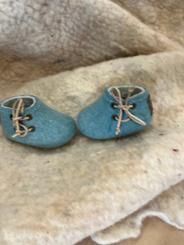 Zapato de bebé corte al lado