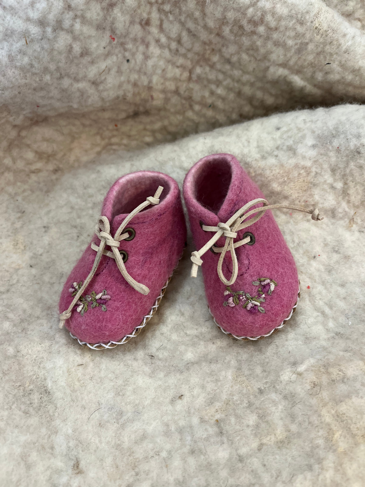 Zapato corte adelante, bordado, suela cuero