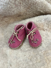 Zapato corte adelante, bordado, suela cuero