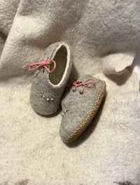 Zapato de casa corte al lado bordado