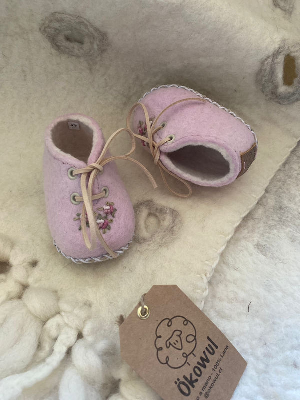 Zapato corte adelante, bordado, suela cuero